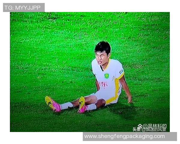 足球球星暖心之举亲手送出签名裤子引发球迷热烈欢呼 足球球星暖心之举亲手送出签名裤子引发球迷热烈欢呼